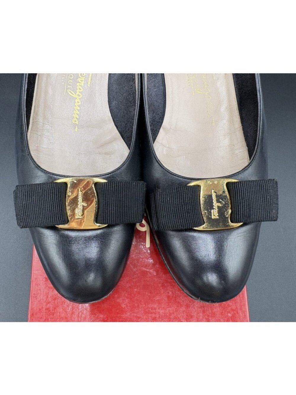 Salvatore Ferragamo Women's 8.5B Black Leather Pumps Boutique Toe Bow/ Gold Logo - Picture 2 of 12